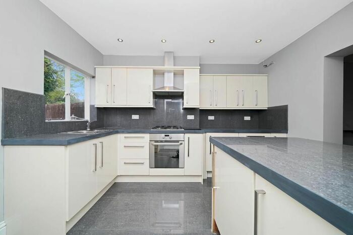 2 Bedroom Cottage To Rent In Albert Road, London, SE20