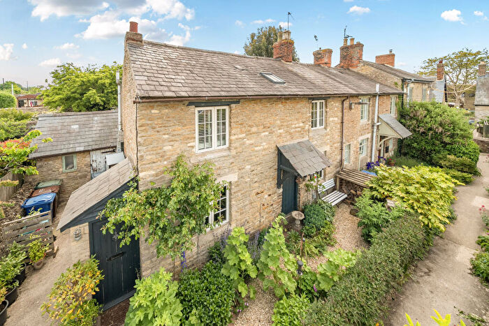 3 Bedroom Cottage For Sale In College Square, Upper Heyford, OX25
