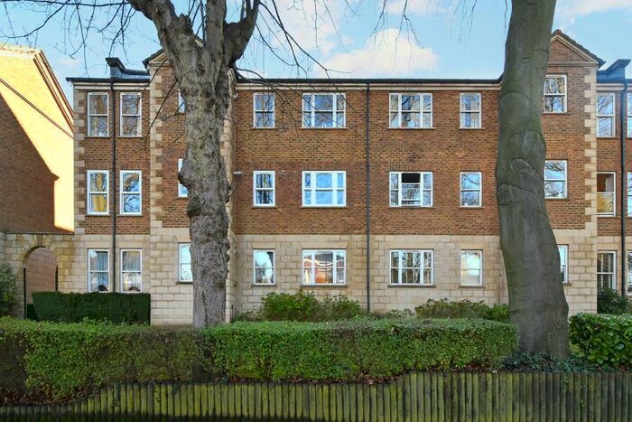 2 Bedroom Apartment To Rent In Yew Tree Court Sutton, SM2