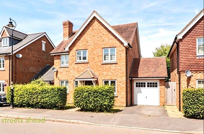 4 Bedroom Detached House To Rent In Rookery Mead, Coulsdon, Surrey, CR5