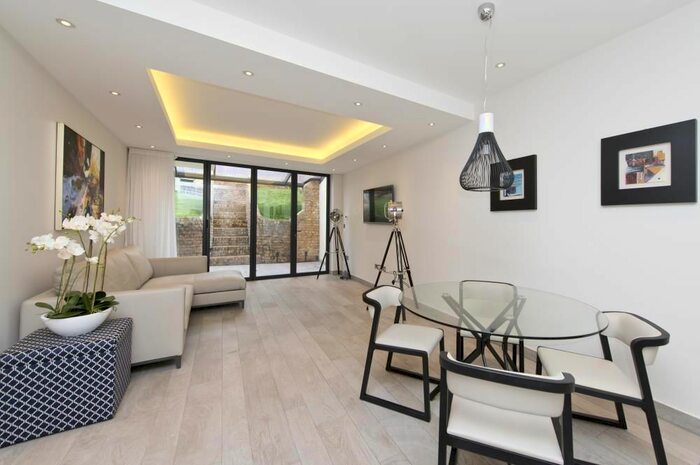 2 Bedroom Flat To Rent In Penywern Road, London, SW5