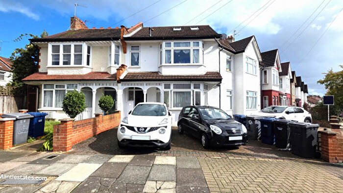 Studio For Sale In Woodgrange Avenue, North Finchley, N12