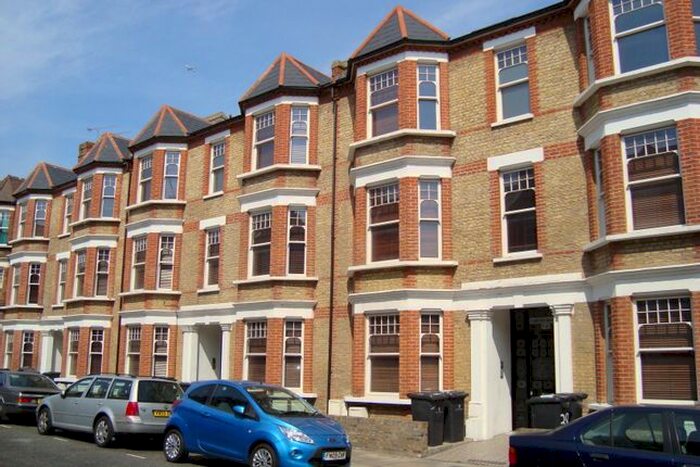3 Bedroom Flat To Rent In Edgeley Road, Clapham, SW4