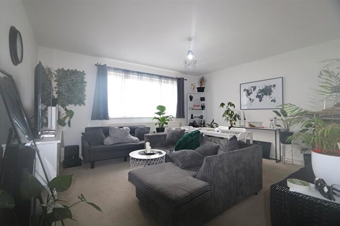 2 Bedroom Property To Rent In Ridgeway Road, Redhill, RH1