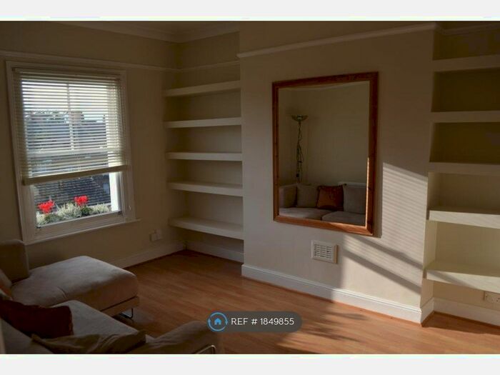 1 Bedroom Flat To Rent In Top Floor, London, SE5