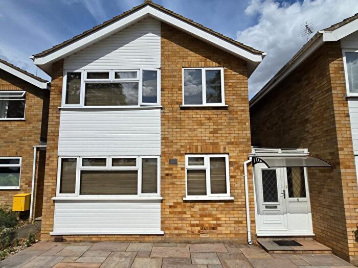 3 Bedroom Detached House For Sale In Slade Walk, Bedford, MK41