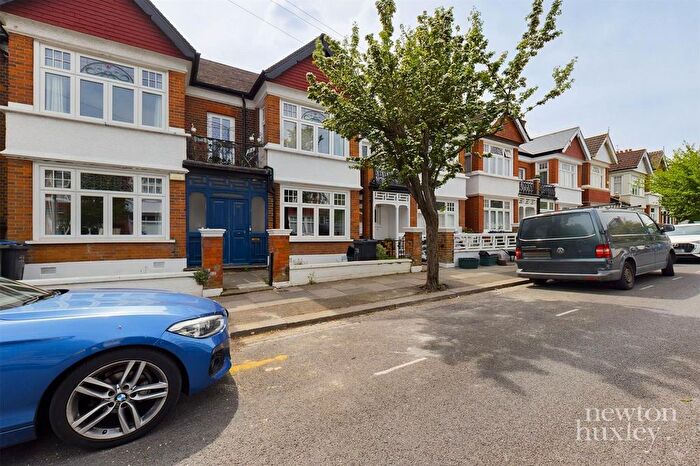 2 Bedroom Flat To Rent In The Crescent, London, SW19