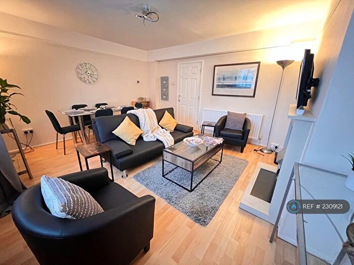 3 Bedroom Flat To Rent In Glazebrook Close, London, SE21