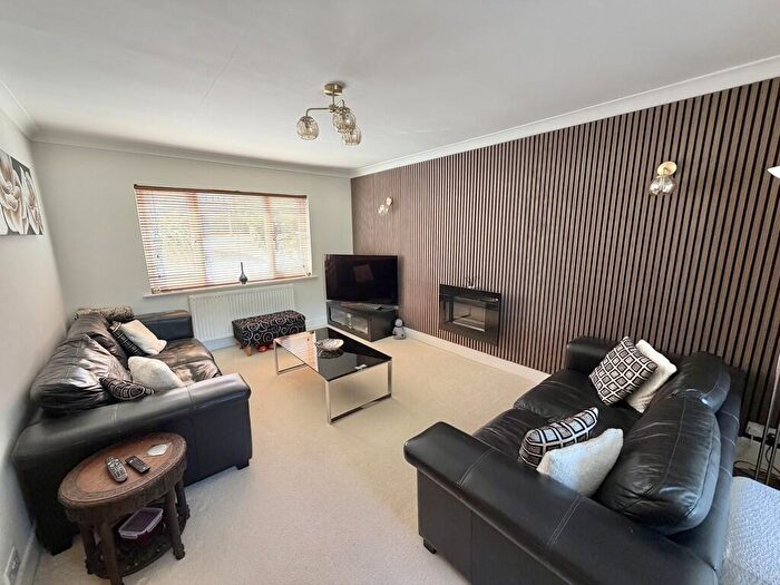 4 Bedroom Detached House For Sale In Upton Way, Broadstone, BH18 - Photo 2