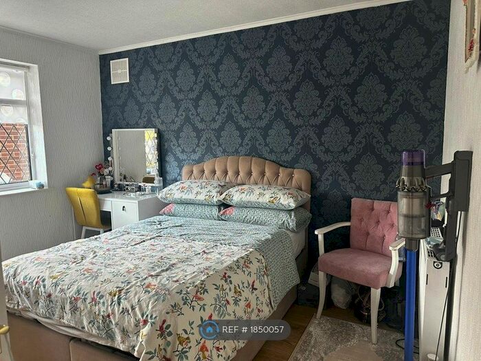 2 Bedroom Maisonette To Rent In Wickham Close, Enfield, EN3