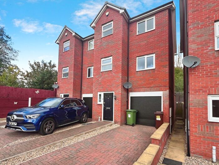 3 Bedroom Town House To Rent In Marlborough Place, Bilston, WV14
