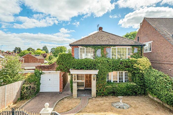3 Bedroom Detached House For Sale In Melrose Gardens, Arborfield Cross, Berkshire, RG2