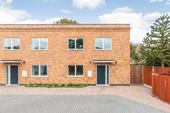 3 Bedroom Semi-Detached House For Sale In Artisan Mews, Bromley, BR1
