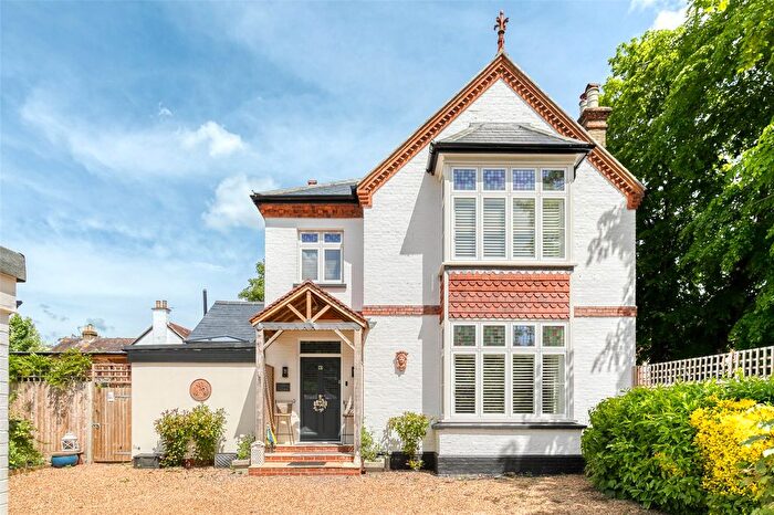 4 Bedroom Detached House For Sale In Dunboe Place, Shepperton, Surrey, TW17