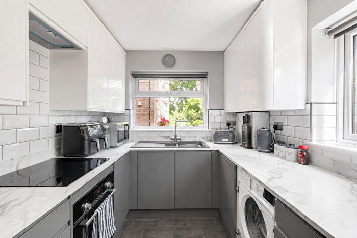 2 Bedroom Flat For Sale In St Lawrence Gardens, Leigh-on-sea, SS9