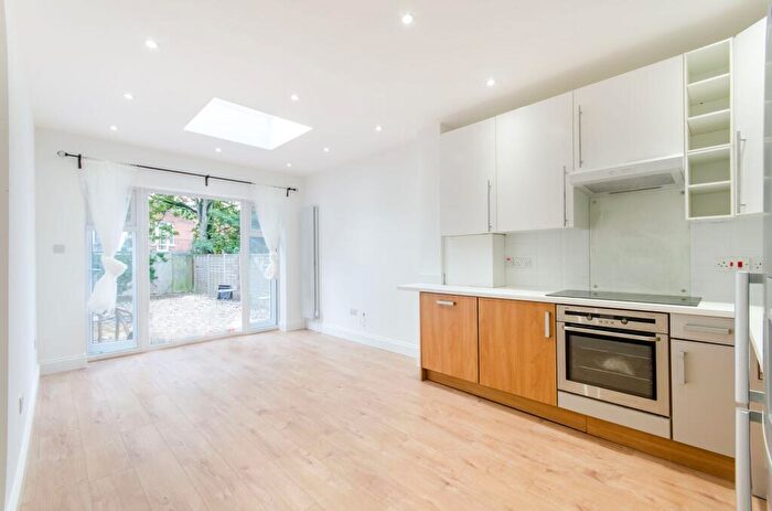 3 Bedroom Flat To Rent In Larch Road, Cricklewood, London, NW2