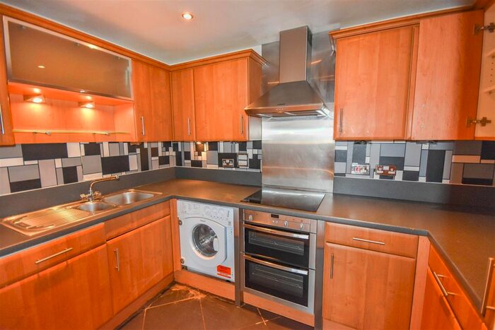 2 Bedroom Flat To Rent In High Street, Brentford, TW8