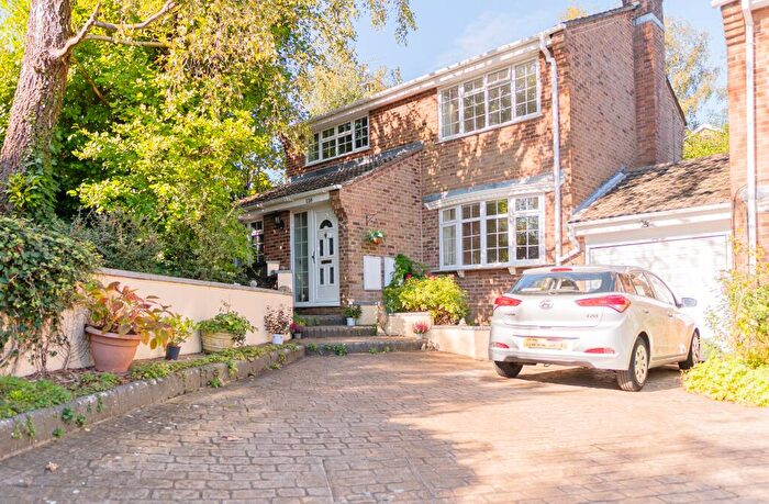 4 Bedroom Link Detached House For Sale In Whittington Close, Hythe, SO45