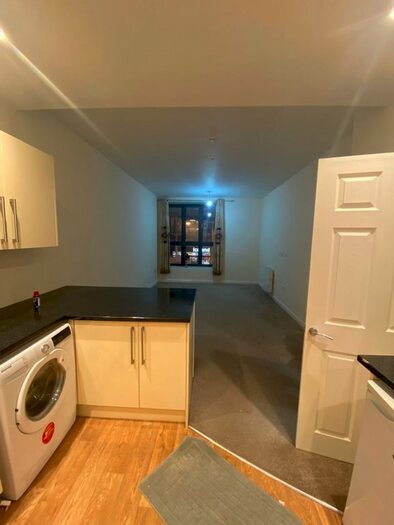 1 Bedroom Flat To Rent In Broadwalk, Crawley, RH10