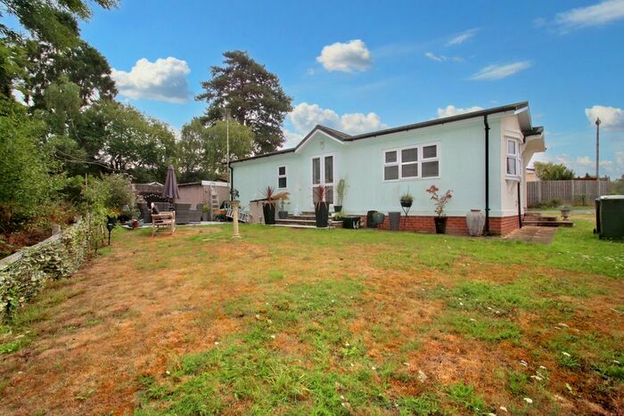 2 Bedroom Mobile/park Home For Sale In Wyatts Covert, Uxbridge, Buckinghamshire, UB9