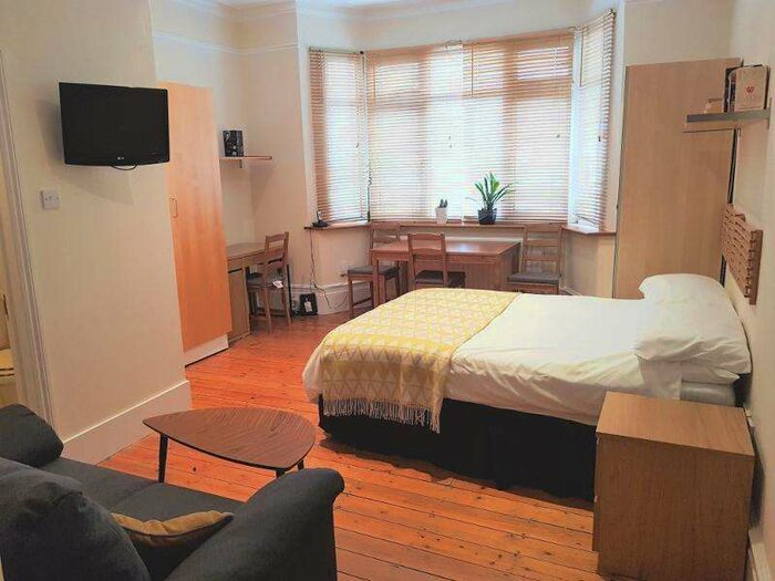 Flat To Rent In Hale Lane, Mill Hill, NW7