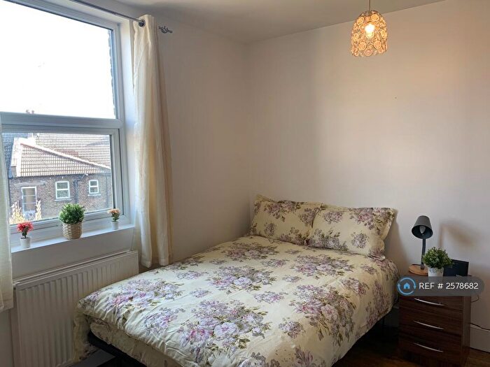 Studio To Rent In Bowes Road, London, N13