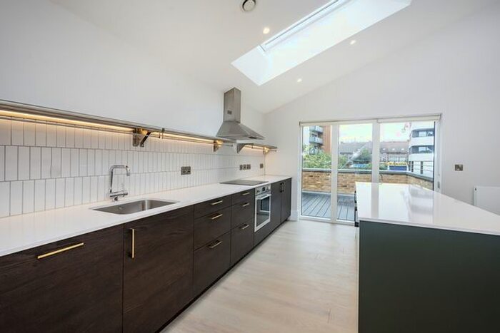 3 Bedroom Mews House To Rent In White Bear Lane, Hounslow TW3