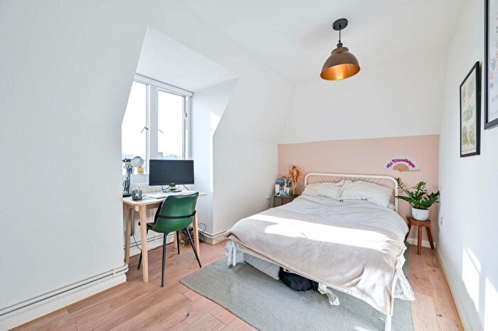 2 Bedroom Flat For Sale In Goldwell House, East Dulwich, London, SE22