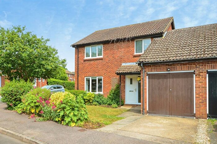 4 Bedroom Link Detached House For Sale In Sandhurst Court, Harpenden, AL5
