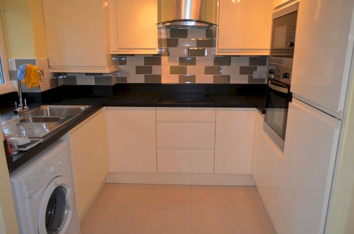 2 Bedroom Flat To Rent In Green Lanes, London, N21
