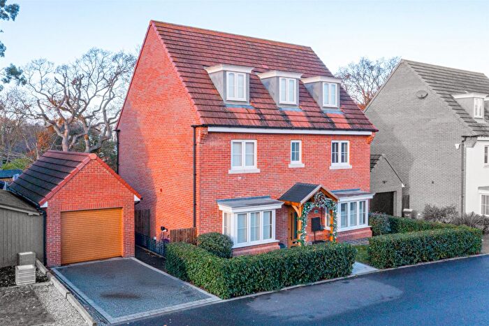 5 Bedroom Detached House For Sale In Pond Chase, Hockley, SS5