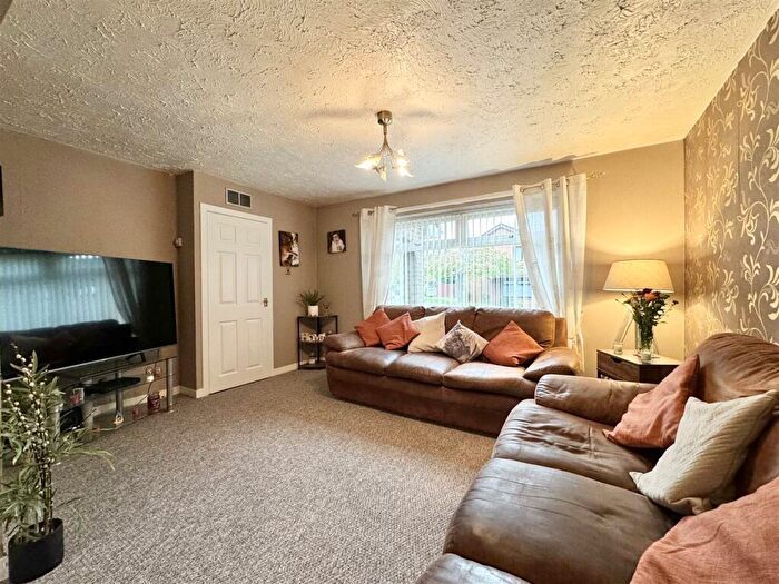 3 Bedroom Semi-Detached House For Sale In Waukglen Crescent, Glasgow, G53