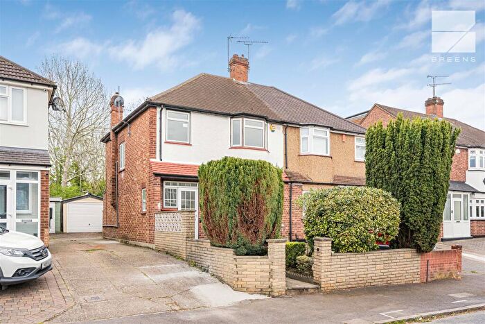 3 Bedroom Semi Detached House For Sale In Betoyne Avenue, Highams Park, E4