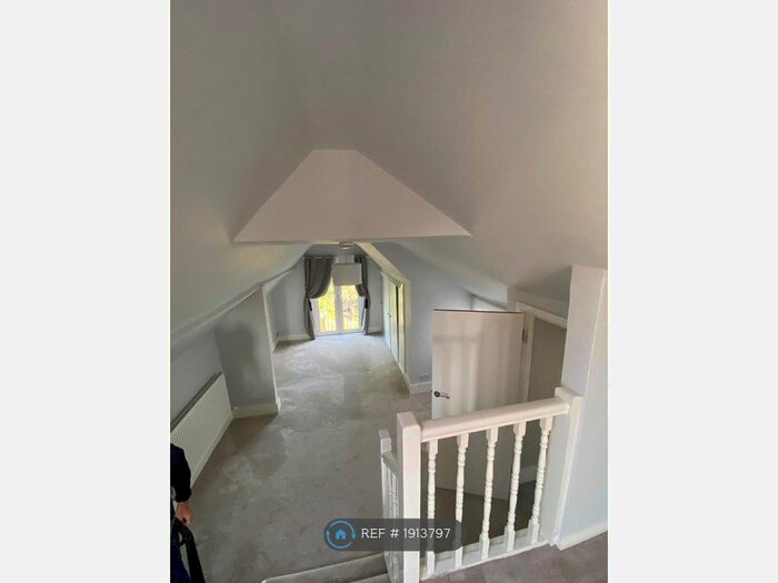 2 Bedroom Flat To Rent In Glebe Avenue, Enfield, EN2