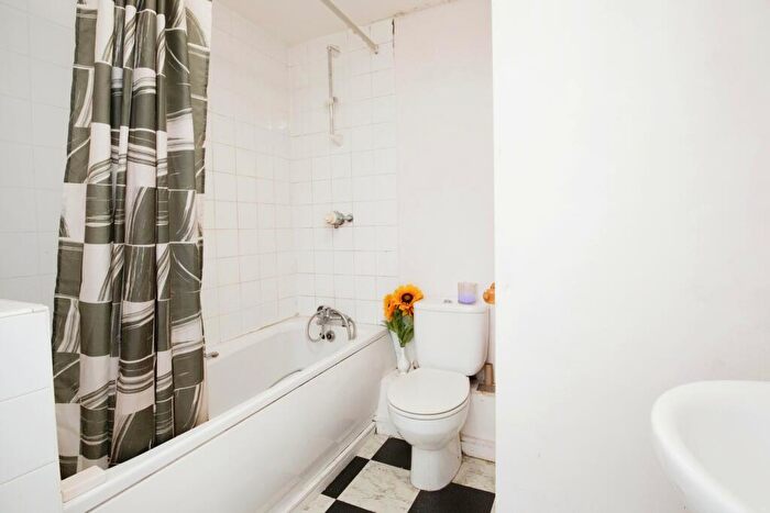 1 Bedroom Flat For Sale In Lincoln Gate, Red Bank, Manchester, Greater Manchester, M4