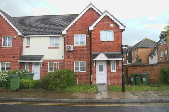 3 Bedroom Semi-Detached House To Rent In Waterside Close, Thamesmead, SE28