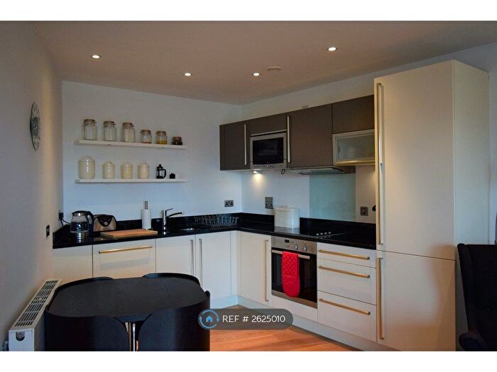 2 Bedroom Flat To Rent In Candle House, Leeds, LS1