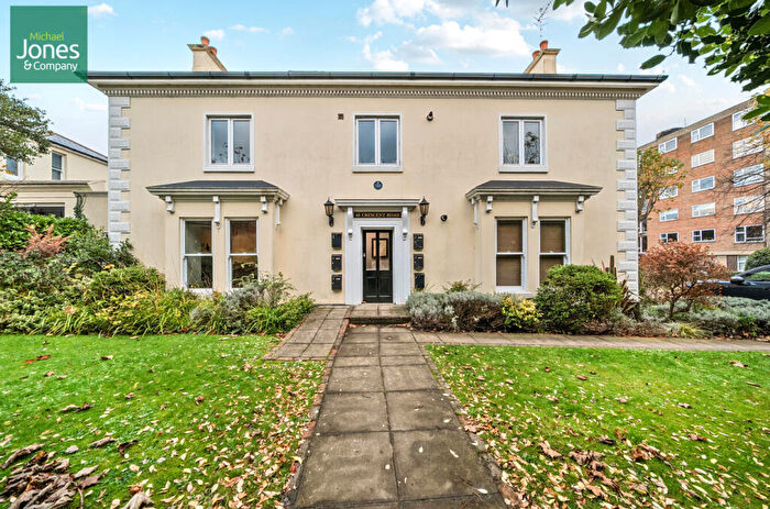 2 Bedroom Flat To Rent In Crescent Road, Worthing, West Sussex, BN11