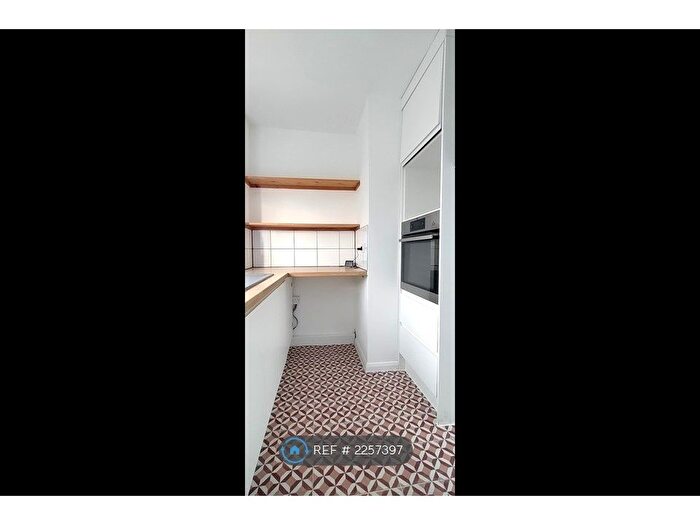 2 Bedroom Flat To Rent In Wallis Road, Ashford, TN24