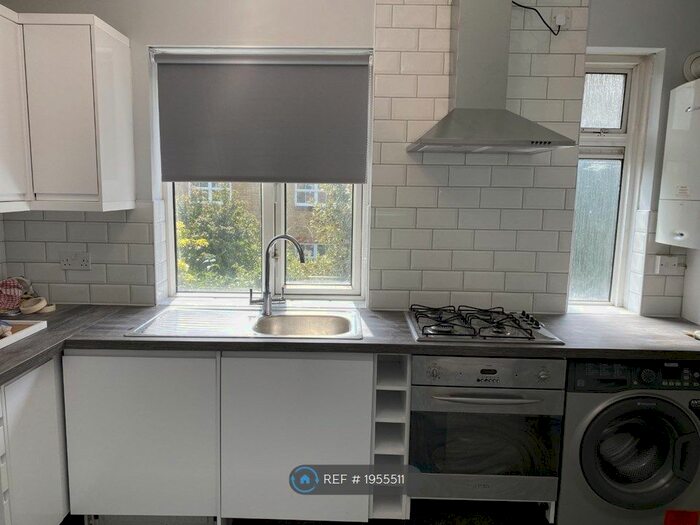 3 Bedroom Flat To Rent In West Sheen Vale, Richmond, TW9