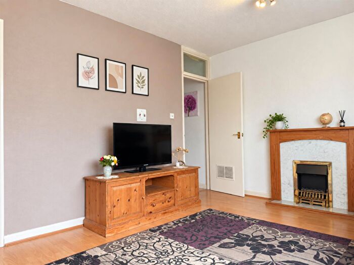 2 Bedroom Flat To Rent In Weekes Drive Cippenham, SL1