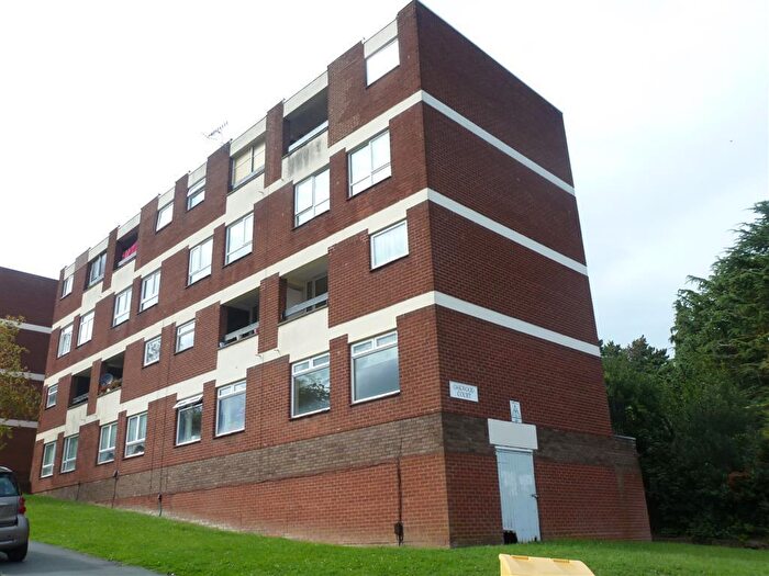 2 Bedroom Maisonette To Rent In Oakwood Court, Halesowen, B63