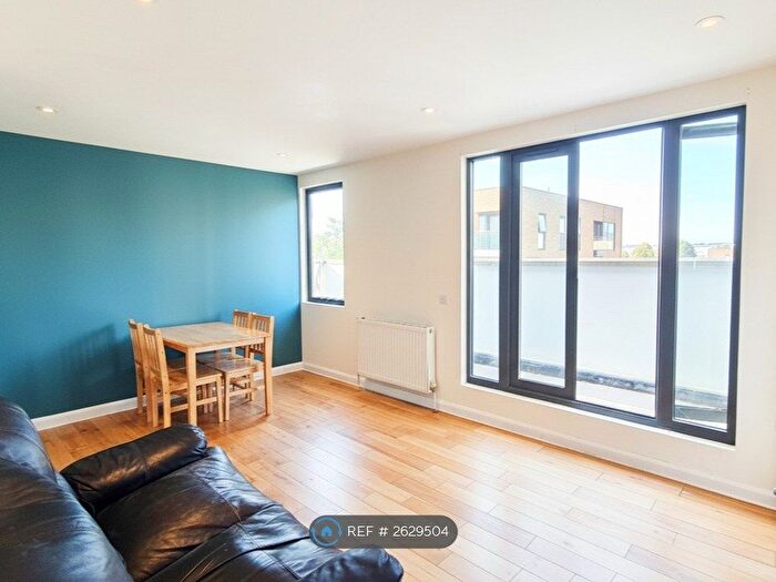 2 Bedroom Flat To Rent In Aragon Court, London, W13