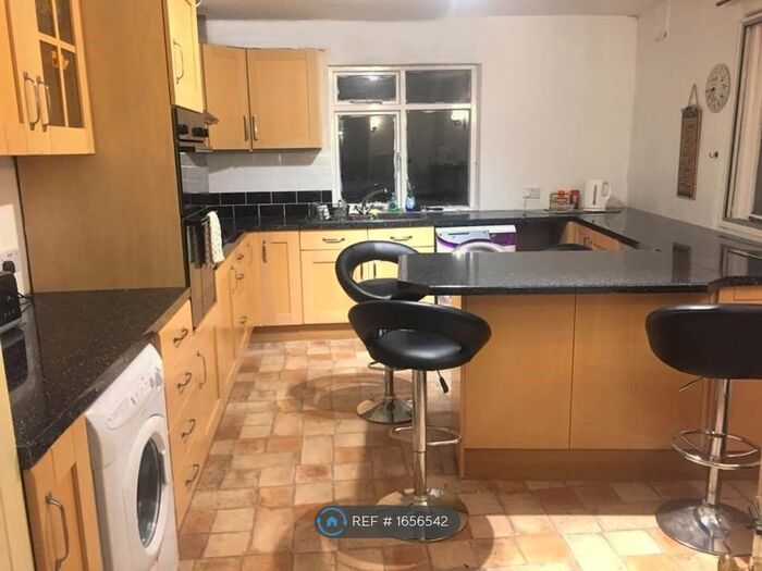 2 Bedroom Maisonette To Rent In Market Cross, Malmesbury, SN16