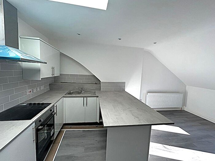 2 Bedroom Flat To Rent In Corporation Road, Cardiff, CF11