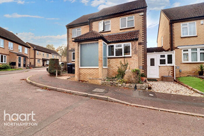 4 Bedroom Link Detached House For Sale In Raisins Field Close, Northampton, NN3