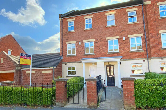 4 Bedroom Town House To Rent In Hutton Gate, Harrogate, HG2