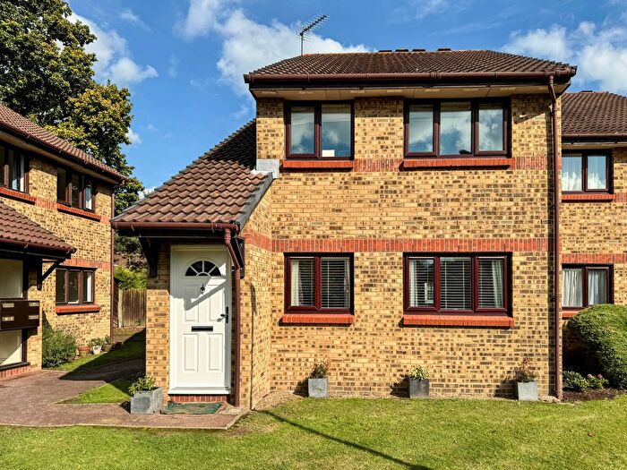 2 Bedroom Flat To Rent In Haydon Close, Enfield, EN1
