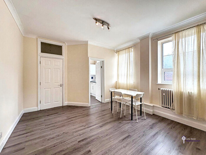 2 Bedroom Flat To Rent In Atlantic Mansions, SO14
