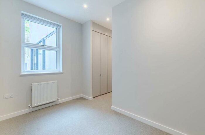 2 Bedroom Flat To Rent In Cavendish Road, Clapham South, London, SW12